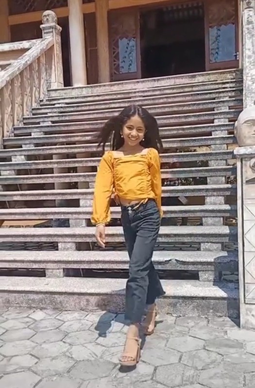 Cô bé người dân tộc Pa Cô này đã sở hữu nụ cười toả nắng, nhan sắc cuốn hút không khác gì con lai, thu hút sự chú ý của mọi người.