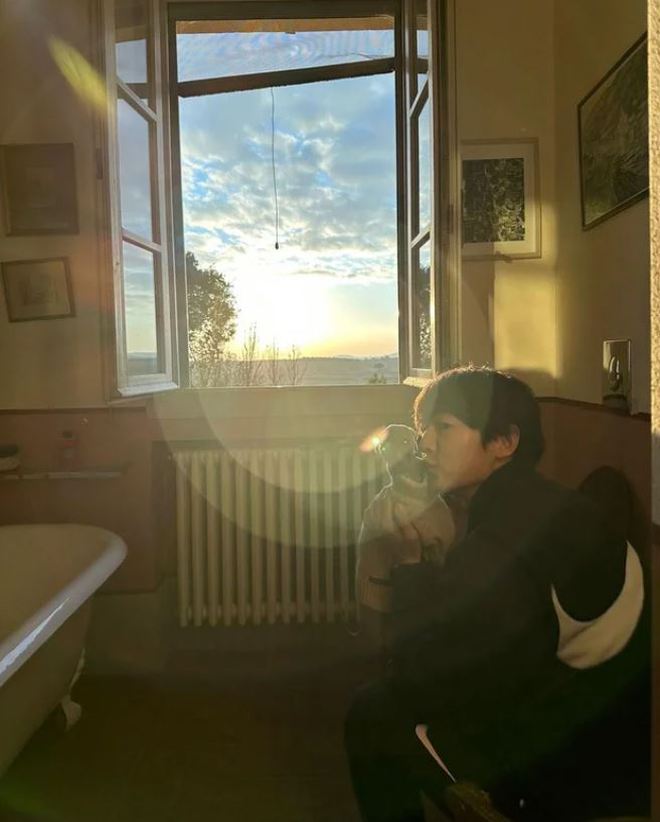 Trong thời gian ở đây, Song Joong Ki cũng từng chia sẻ hình ảnh ôm hôn chú cún cưng của bà xã trong không gian yên bình, ấm áp