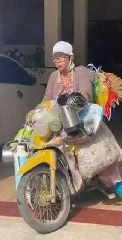 Bella cũng từng khiến dân mạng bức xúc khi có hành động khó hiểu với con nhỏ đó là vừa bé con, vừa hút thuốc.