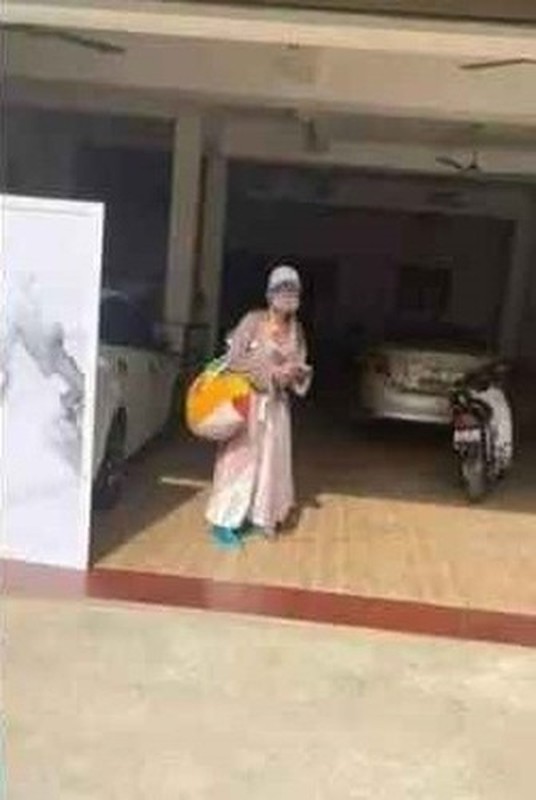 Sau khi con trai có cuộc sống tốt hơn nhờ sự giúp đỡ của nhà tài trợ, Bella đi phượt khắp các tỉnh thành với phong cách 