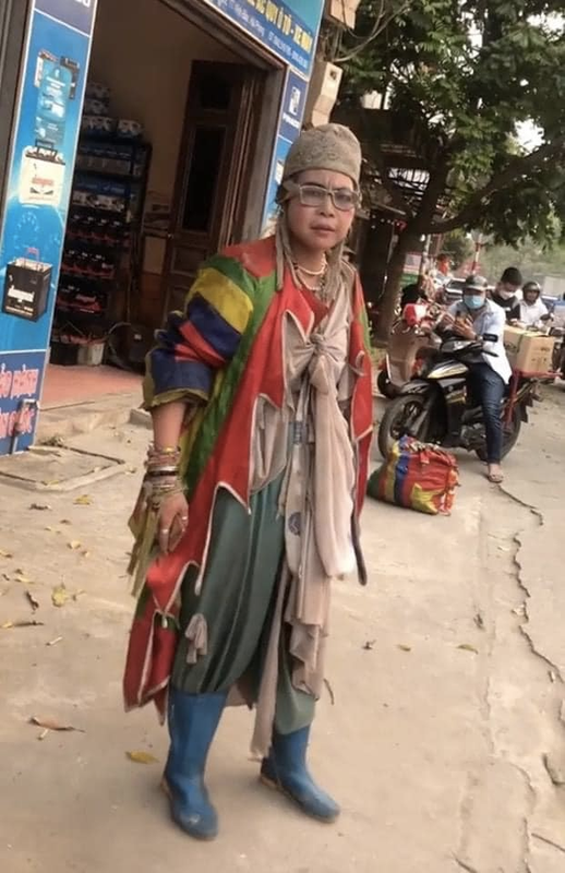 Trong lần xuất hiện này, Bella vẫn diện cho mình phong cách thời trang chẳng giống ai khi khoác lên mình chiếc cờ ngũ sắc thường xuất hiện tại những đình làng...