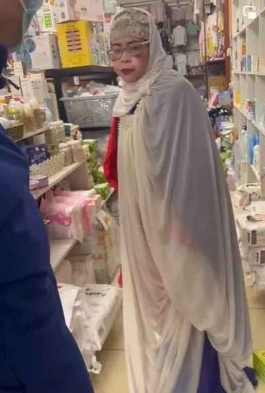 Điều lo lắng trên của netizen hoàn toàn có căn cứ khi Bella từng sinh con mà không hề biết cha đứa trẻ là ai. Sau đó, một mạnh thường quân đã giúp cô nuôi nấng.