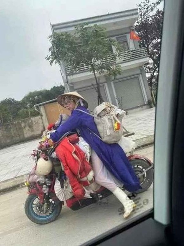 Bella (tên thật Đoàn Thúy Hà) đến từ Hải Dương. Cô nổi tiếng với biệt danh 