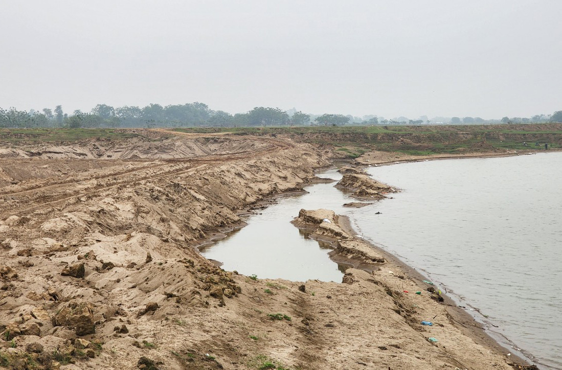 Người dân thôn Chu Phan lo ngại bãi bồi sông Hồng bị sạt lở trong mùa mưa bão (Ảnh: Quang Phong).