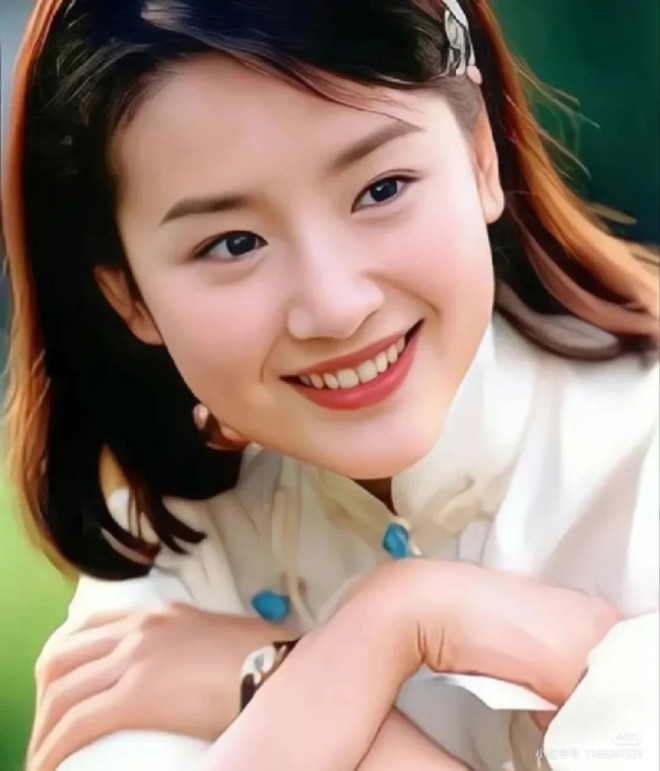 Đổng Khiết sở hữu vẻ đẹp trong sáng cùng lối diễn xuất tự nhiên. Cô gây ấn tượng với khán giả trong các bộ phim: Ngày tháng hạnh phúc, Kim phấn thế gia, Tiểu Lý phi đao, Lương Sơn Bá - Chúc Anh Đài... Năm 2008, nữ diễn viên kết hôn cùng tài tử Phan Việt Minh và có con trai đầu lòng. Sự nghiệp thành công, đời tư viên mãn, Đổng Khiết trở thành niềm hâm mộ của không ít khán giả.