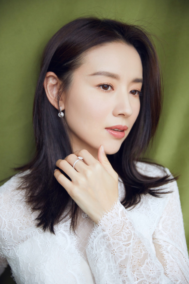 Năm 2013, cô bị bắt gặp tình tứ với Vương Đại Trị tại đảo Hải Nam. Đáng chú ý, tại thời điểm đó, cô vẫn chưa hoàn tất thủ tục ly hôn với Phan Việt Minh, còn Vương Đại Trị đã kết hôn với người đẹp Đới Lộ. Nữ diễn viên bị chỉ trích là 