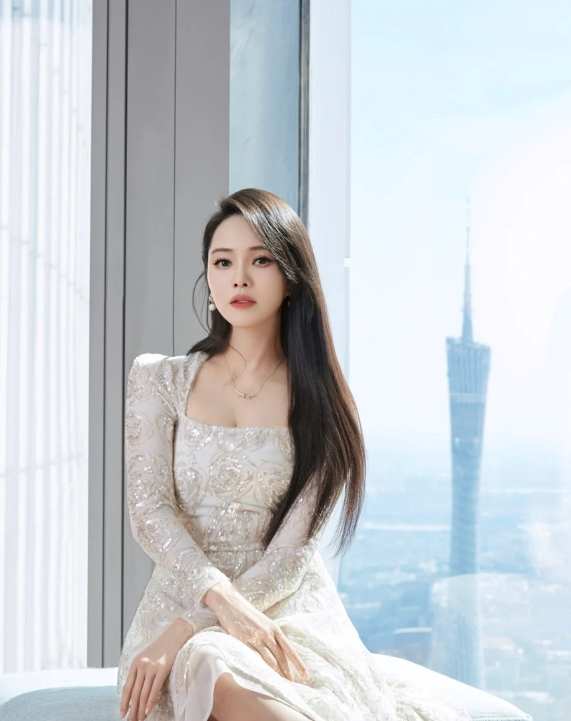 Y Năng Tịnh sinh năm 1969 tại Đài Loan (Trung Quốc), ghi dấu với khán giả qua loạt phim Hảo nam hảo nữ, Tỏa Thanh Thu, Họa hồn... Y Năng Tịnh nhiều lần gây mất điểm trước công chúng vì phát ngôn thiếu suy nghĩ. 