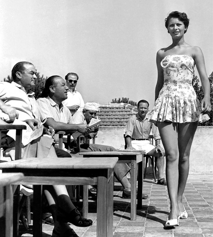 16 tuổi, Sophia Loren tham gia cuộc thi Miss Italy (1950). 