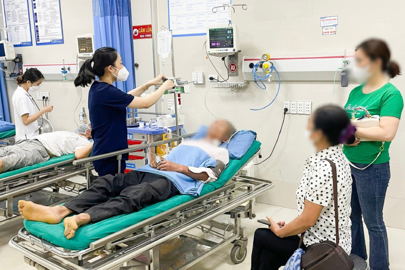 Bệnh nhân đang được các bác sĩ cấp cứu. Ảnh: BVCC. 