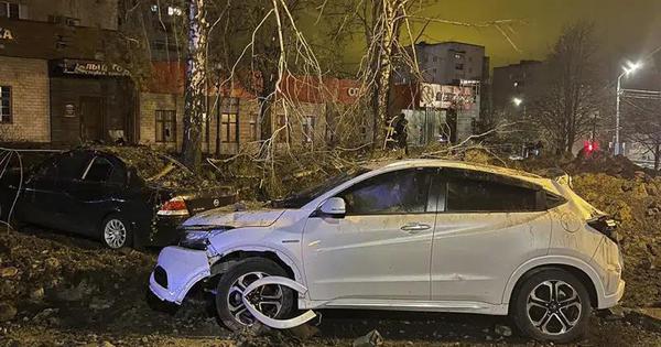 Hiện trường vụ nổ hôm 20-4 ở trung tâm TP Belgorod do máy bay Nga thả nhầm bom - Ảnh: TELEGRAM/AP