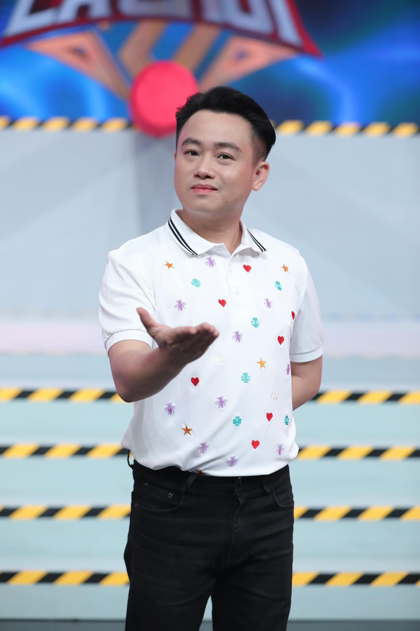 Xuất thân từ gia đình kinh doanh khá giả, Hữu Tín có nhiều điều kiện để theo đuổi đam mê nghệ thuật. Tuy nhiên, biến cố lớn xảy ra với gia đình từng khiến Hữu Tín suy sụp và phải làm đủ công việc, chạy show nhiều chương trình. Trong hành trình làm nghề, Hữu Tín giành được nhiều thành tích như Quán quân Cười xuyên Việt 2016 - Tiếu lâm hội, Quán quân Nghệ sĩ đa tài 2017… 