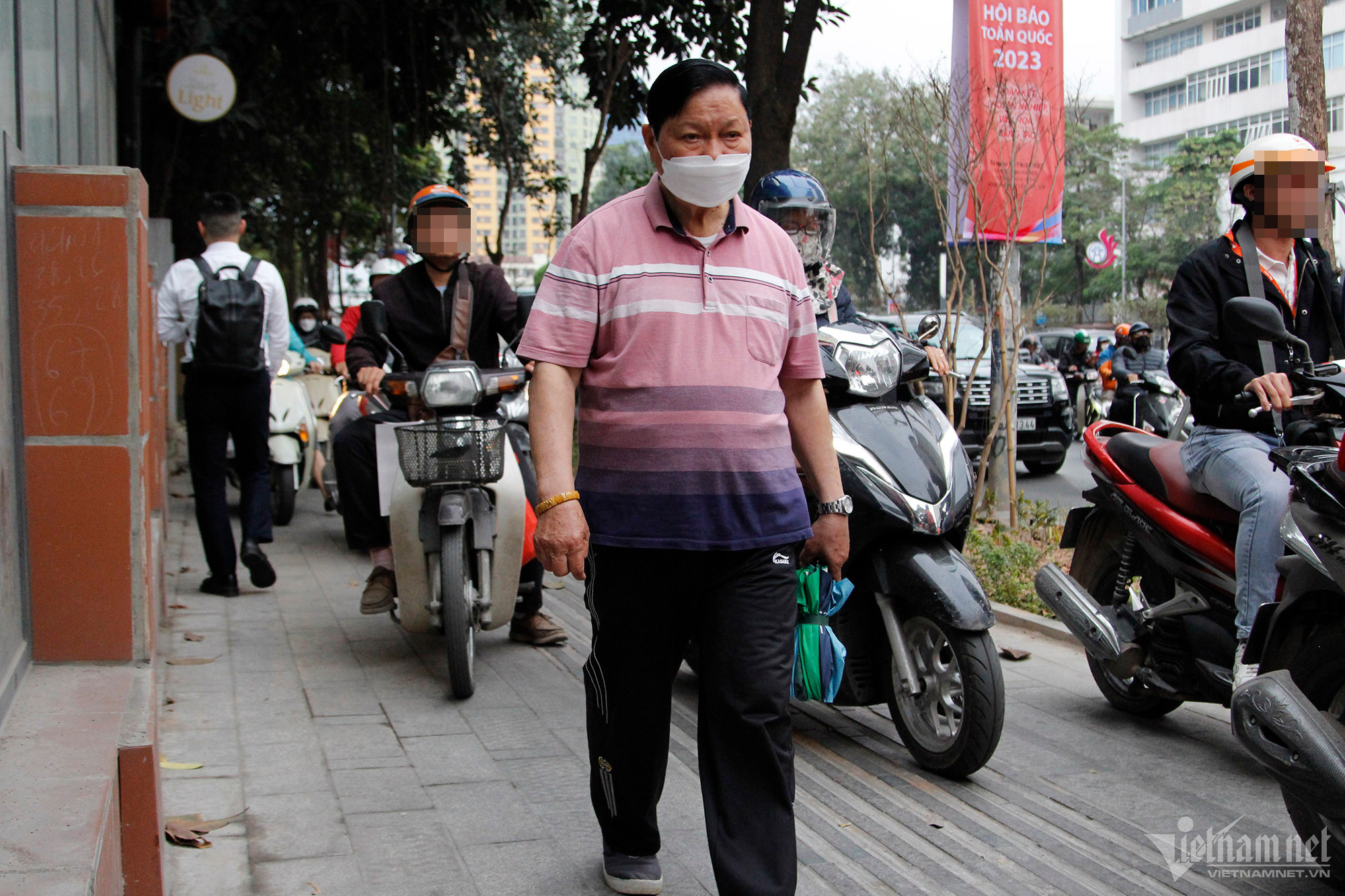 Dòng xe máy leo lên vỉa hè, tràn vào phần đường dành cho người khiếm thị ở đường Nguyễn Chí Thanh.