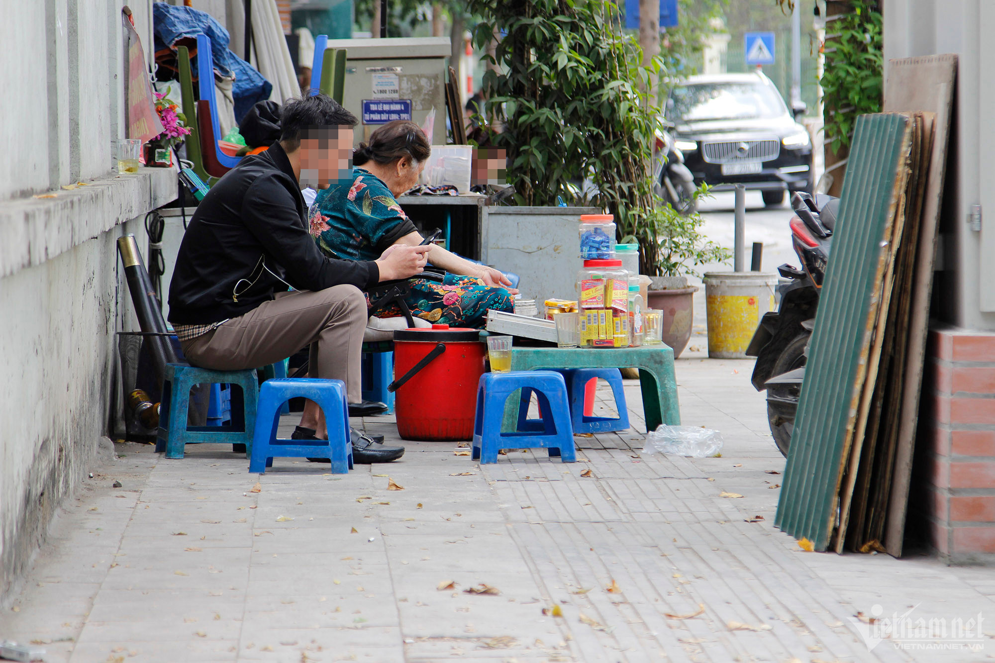 Hàng quán vỉa hè bày bán lấn chiếm phần đường dành cho người khiếm thị trên phố Nguyễn Đình Chiểu.