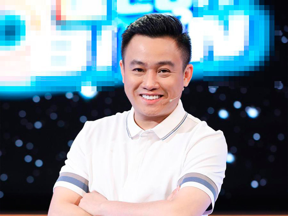 Hữu Tín là gương mặt quen thuộc trong các gameshow hài. Ngoài ra, anh còn tham gia đóng kịch ở sân khấu của bà bầu Hồng Vân. Trước khi được chú ý, anh chỉ đóng vai phụ, lương thấp. Sau này, anh và một số đồng nghiệp lập nhóm hài X-Pro kiếm sống thêm.