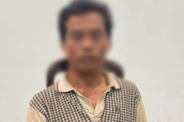 S.A.L - cha dượng của bé gái 9 tuổi - tại cơ quan công an. Ảnh: CTV