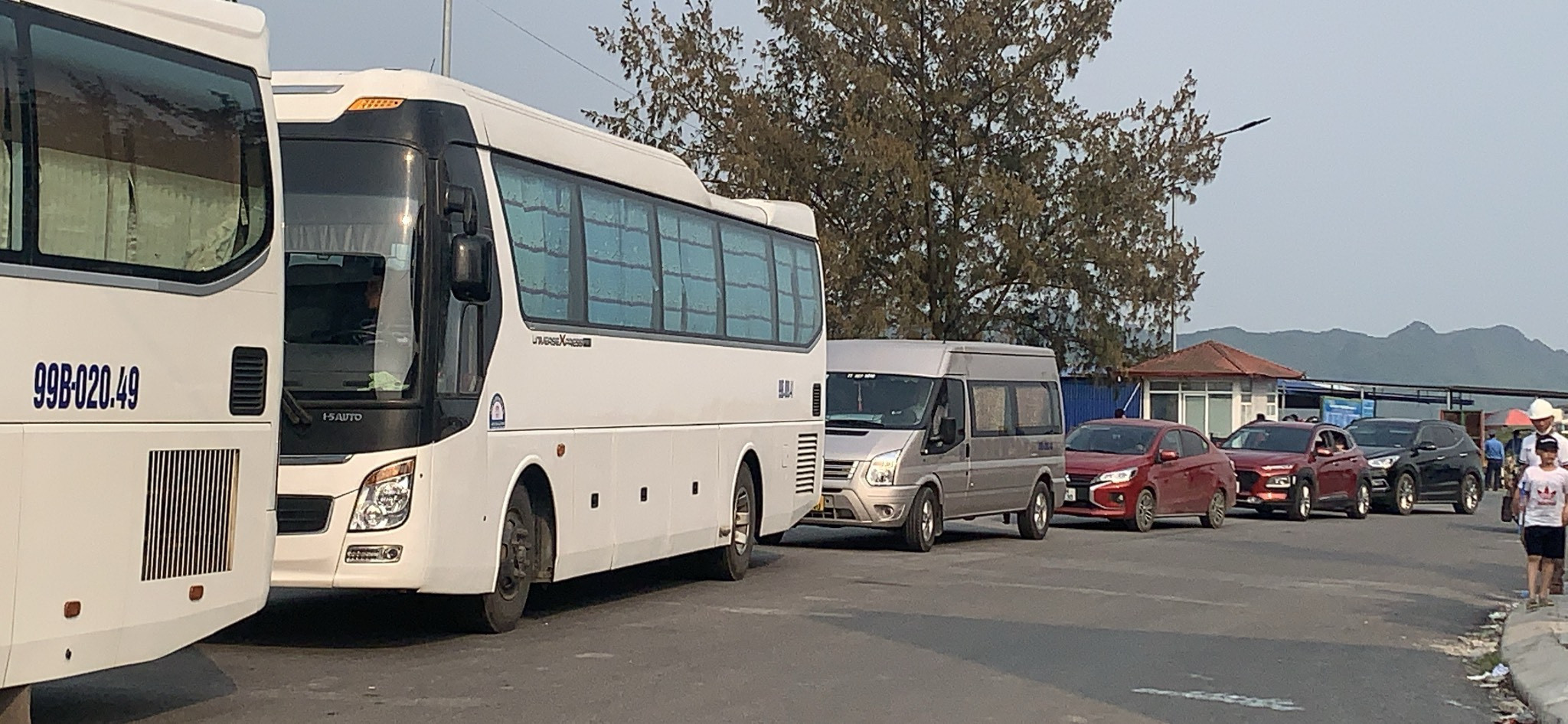 Ô tô xếp hàng dài chờ qua phà Gót để sang đảo Cát Bà.