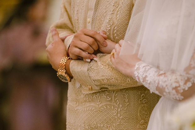 Cặp đôi dành cho nhau những cái siết tay ngọt ngào trong giây phút trọng đại