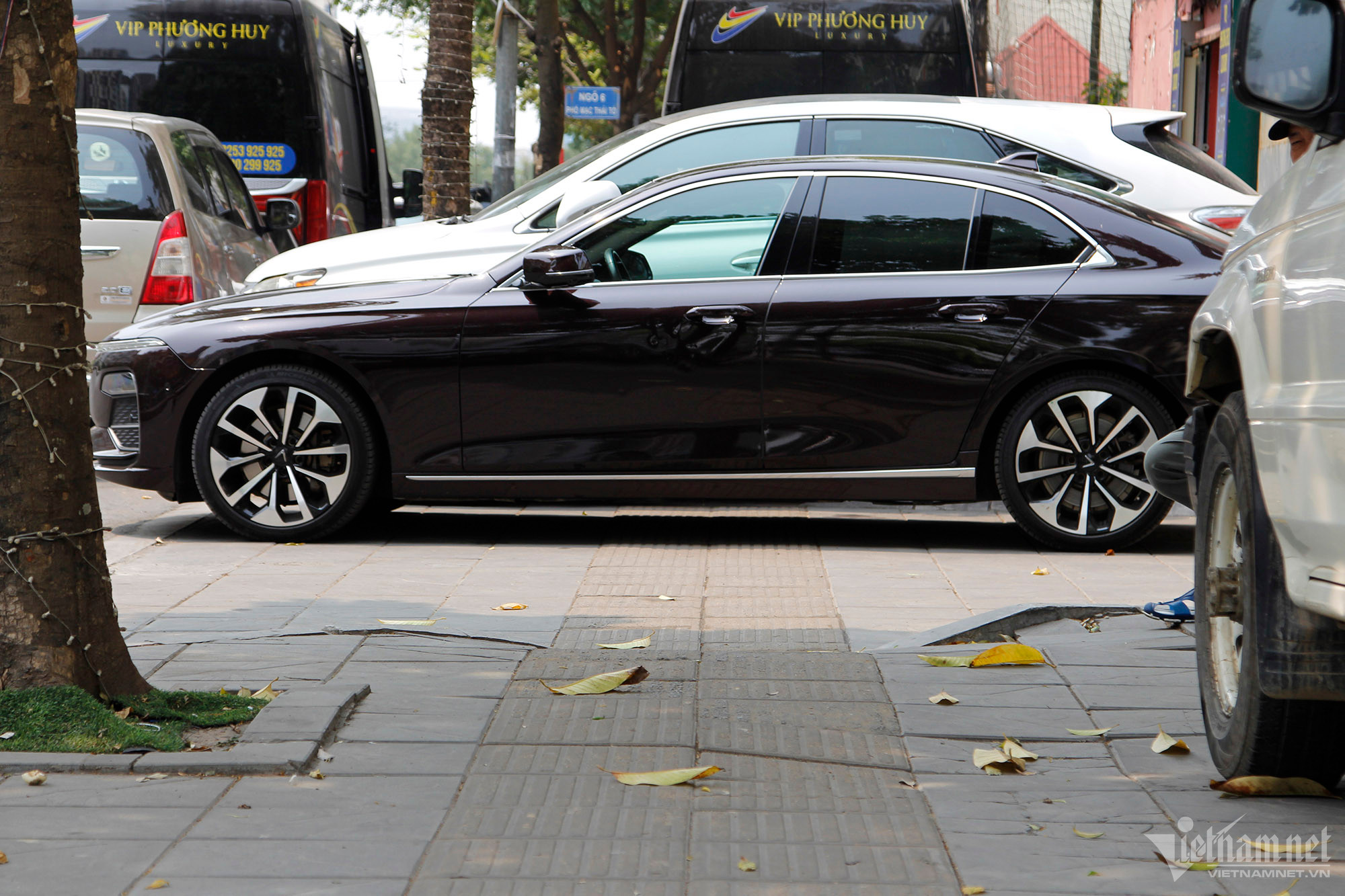 Hàng loạt ô tô chặn ngang đường dành cho người khiếm thị ở phố Mạc Thái Tổ.