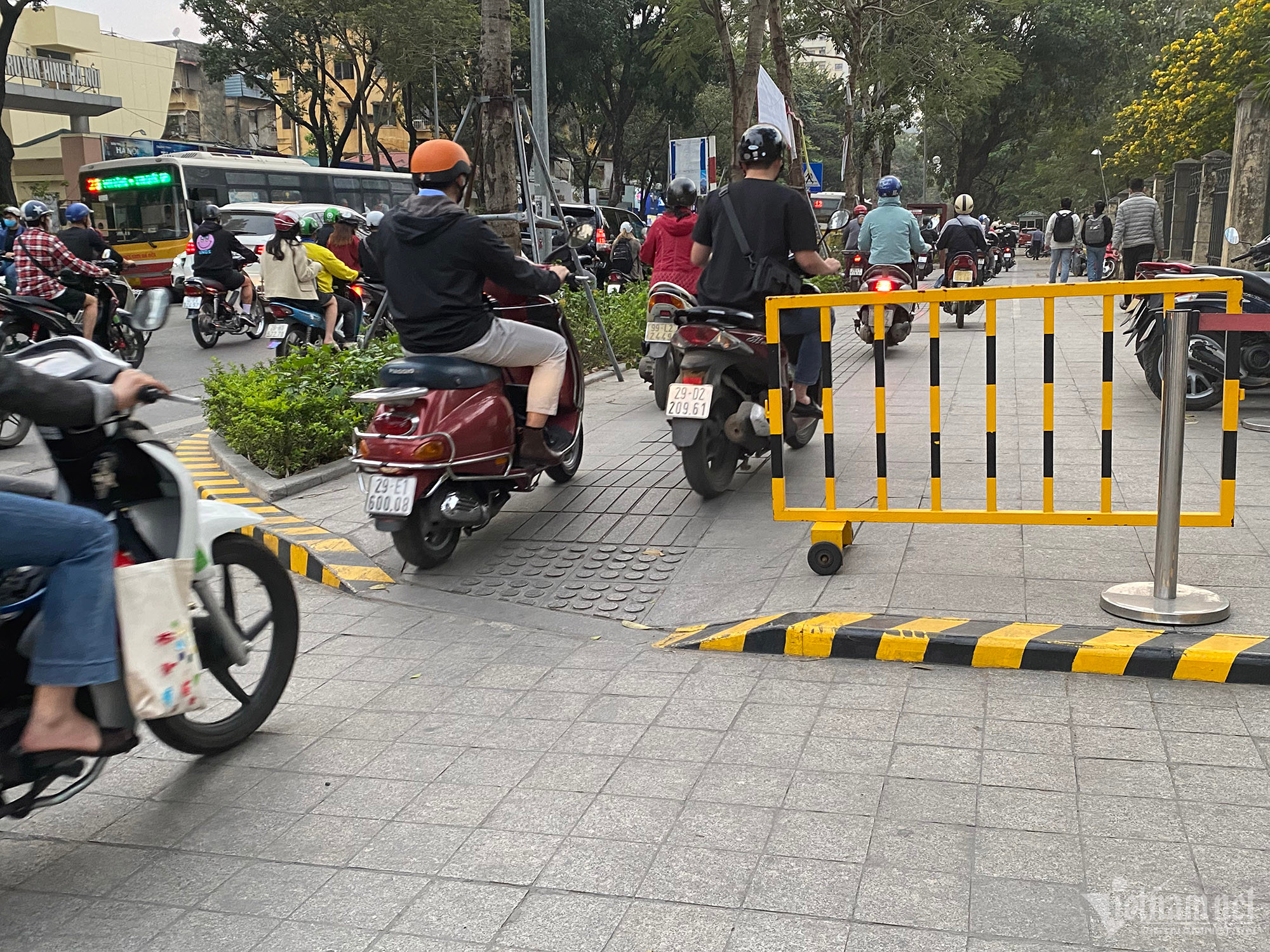 Tại tuyến đường Thái Hà, dù đã có rào chắn nhưng các phương tiện vẫn ngang nhiên di chuyển trên vỉa hè.