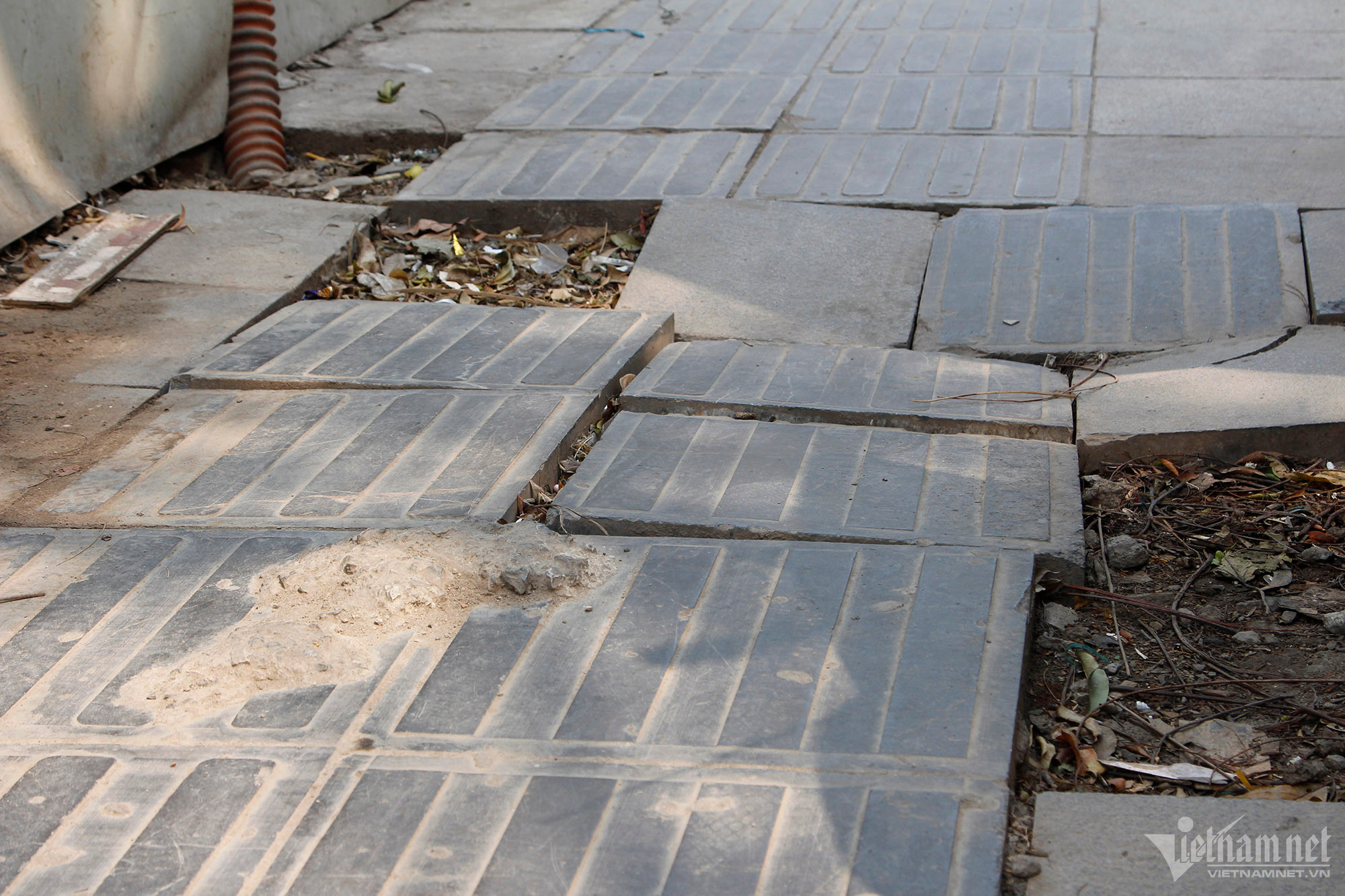 Nhiều vị trí đường cho người khiếm thị có dấu hiệu hư hỏng, xuống cấp vẫn chưa được tu sửa. 