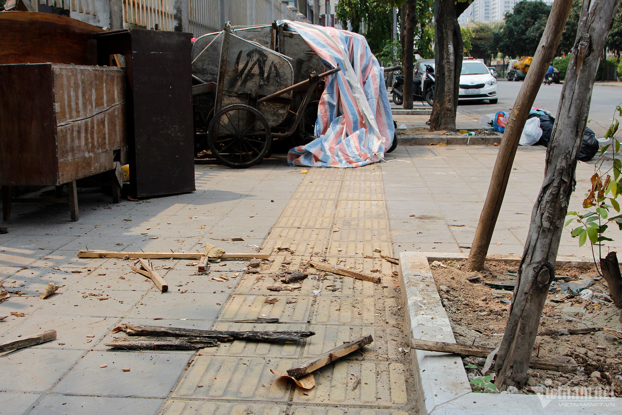 Xe chở rác cũng chắn đường dành cho người khiếm thị ở phố Mạc Thái Tổ.