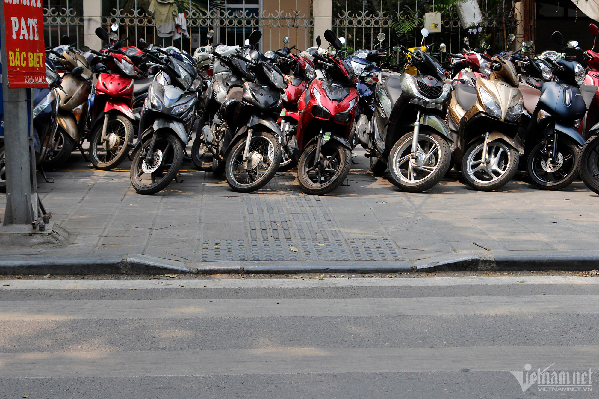 Trên phố Nguyễn Đình Chiểu, không khó bắt gặp những bãi trông giữ xe bịt kín phần đường dành cho người khiếm thị.