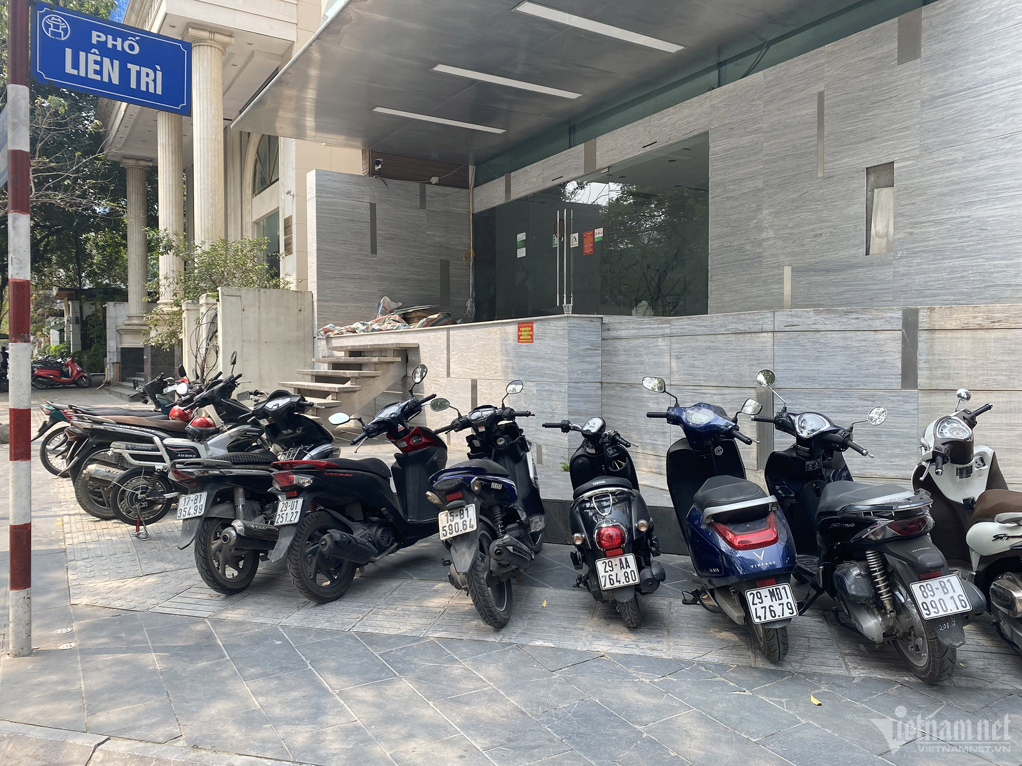 Dãy xe máy đỗ tại tuyến phố Liên Trì cũng chiếm đường của người khiếm thị