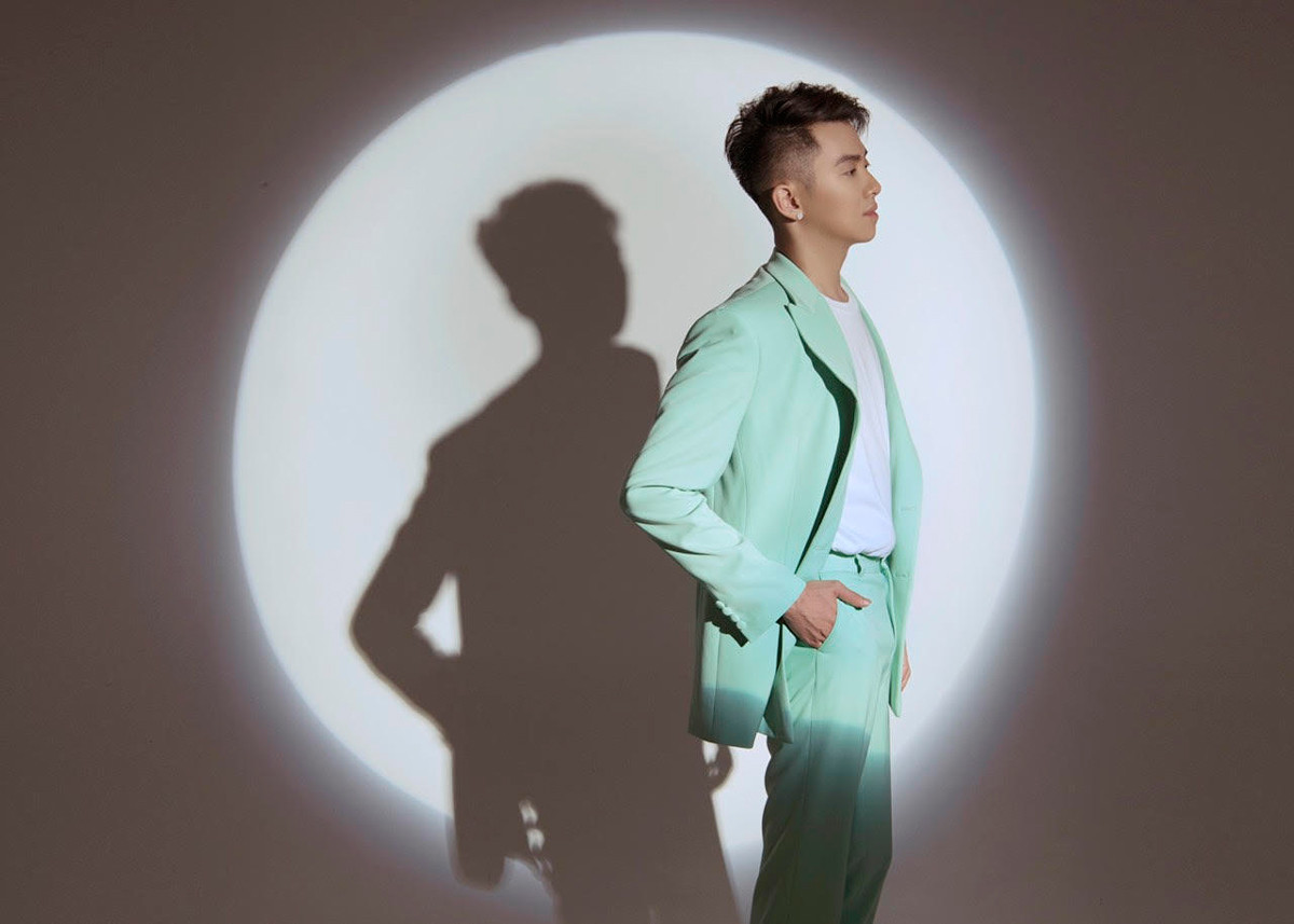  Thông tin DJ Thái Hoàng bị bắt đang gây sự chú ý của cộng đồng mạng. Một số khán giả phản ứng gắt với Thái Hoàng khi nhận tin anh bị bắt. Họ cho rằng là người hoạt động nghệ thuật song nam DJ không biết giữ mình, cần phạt nghiêm để làm gương.