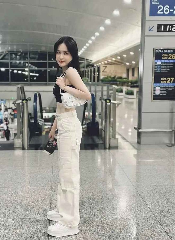 Không những vậy, dáng đi của nữ đại gia cũng nhận không ít bình luận trái chiều.