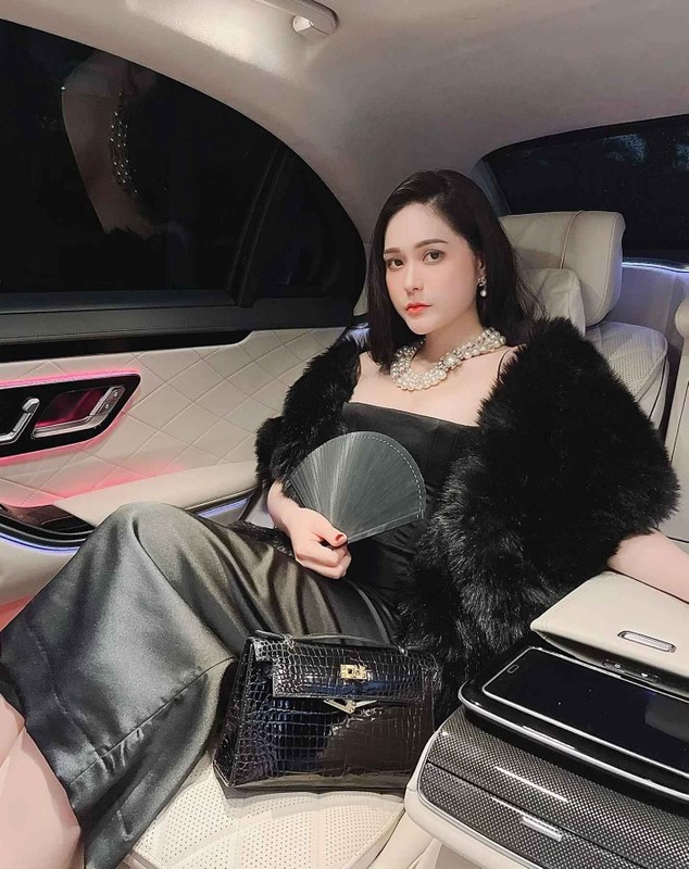 Không còn hoạt động nhiều trong lĩnh vực nghệ thuật nhưng cuộc sống của Đoàn Di Băng vẫn luôn gây bão trên MXH. Bởi những lần chi tiền mạnh tay cho các món đồ xa xỉ hay những phát ngôn của nữ đại gia đều khiến cộng đồng mạng chú ý.