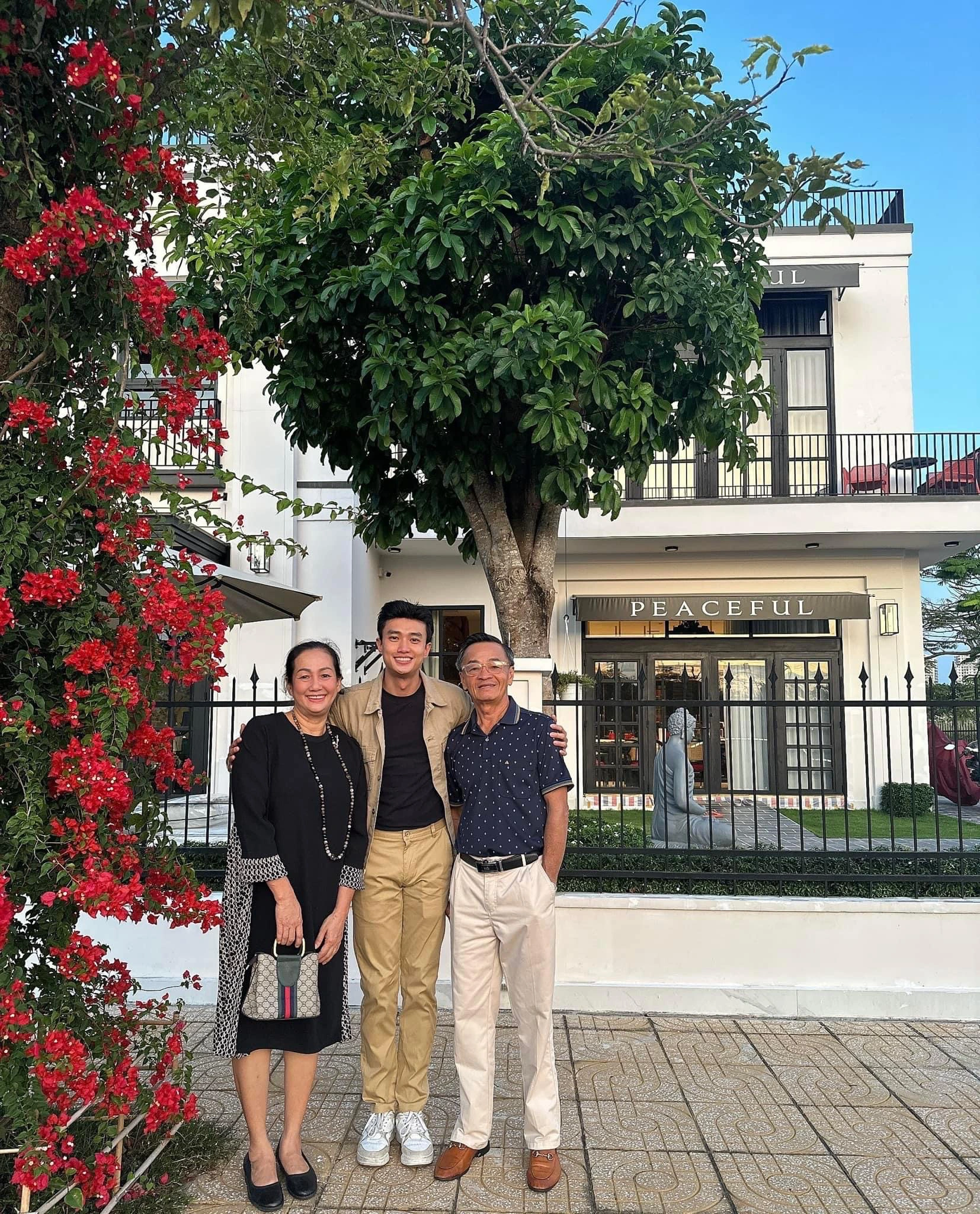 Bố mẹ Quốc Trường thỉnh thoảng lên thăm con trai vào các cuối tuần.