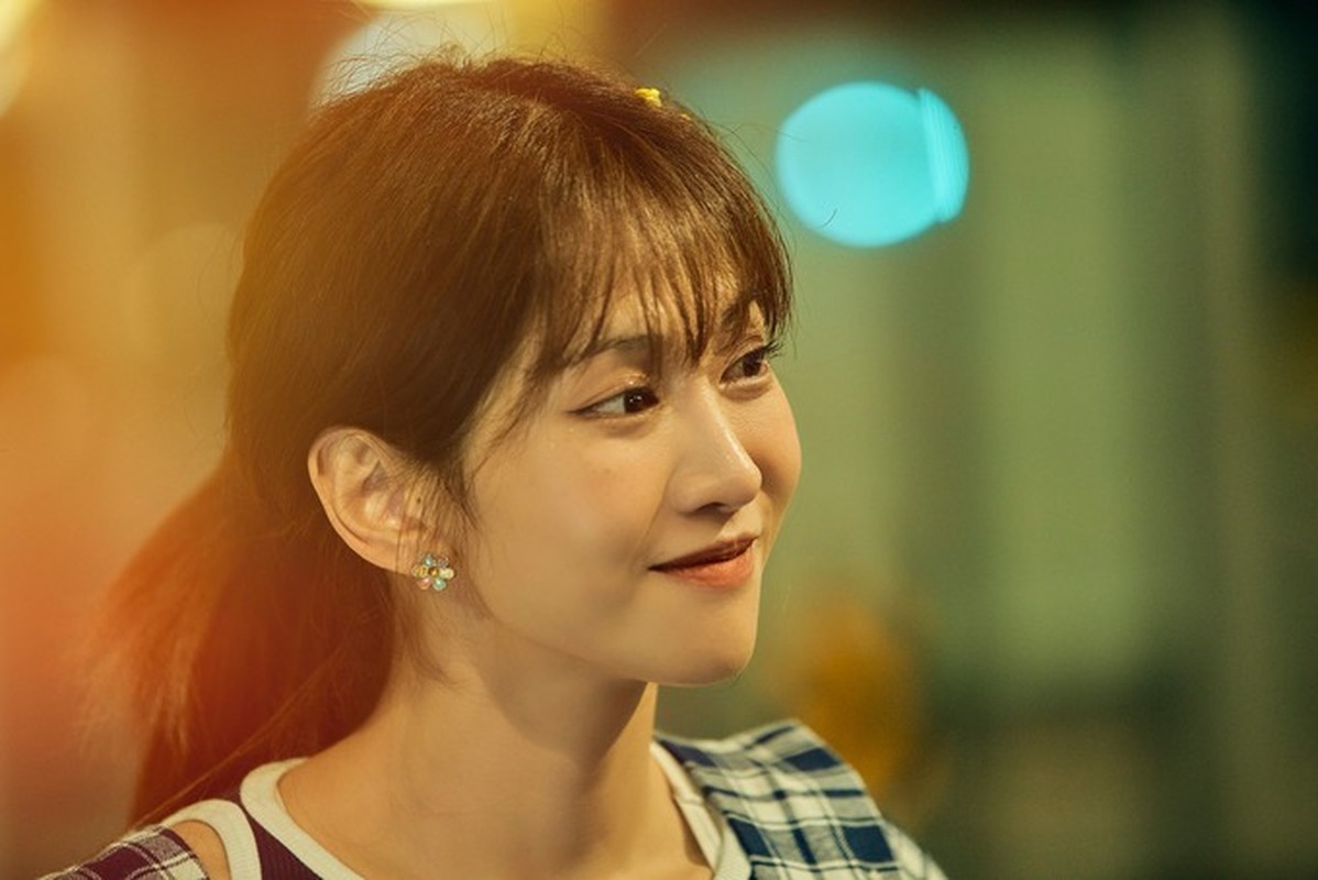 Lê Bống đã và đang tham gia diễn xuất trong một số bộ phim như: Điệp Vụ Vinh Quang, Chỉ Khi Anh Một Mình, Chuyện Tình Anh Thanh Niên, Thật Lòng Yêu, Cô Gái Vàng… Cô cũng góp mặt trong MV triệu view Cô Gái Vàng của nam ca sĩ HuyR.