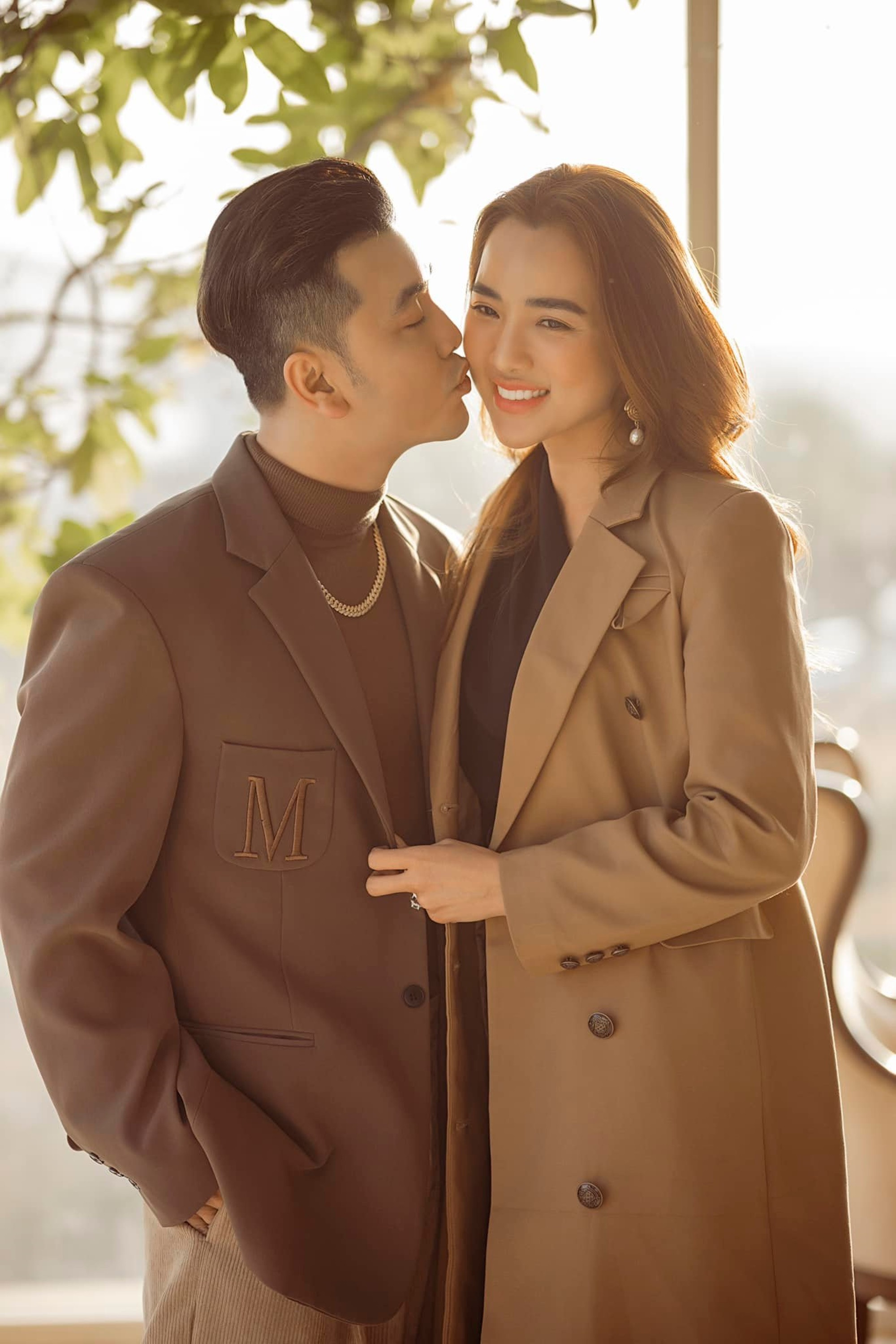 Trước khi kết hôn với Ưng Hoàng Phúc, Kim Cương từng là người mẫu thâm niên trong nghề. Năm 2008, cô giành giải Bạc Siêu mẫu Việt Nam. Kim Cương sở hữu đôi chân dài và đường cong nóng bỏng cùng gương mặt ưa nhìn. Là mẹ 3 con, cô vẫn được nhiều khán giả khen ngợi vì độ trẻ trung, xinh đẹp. 