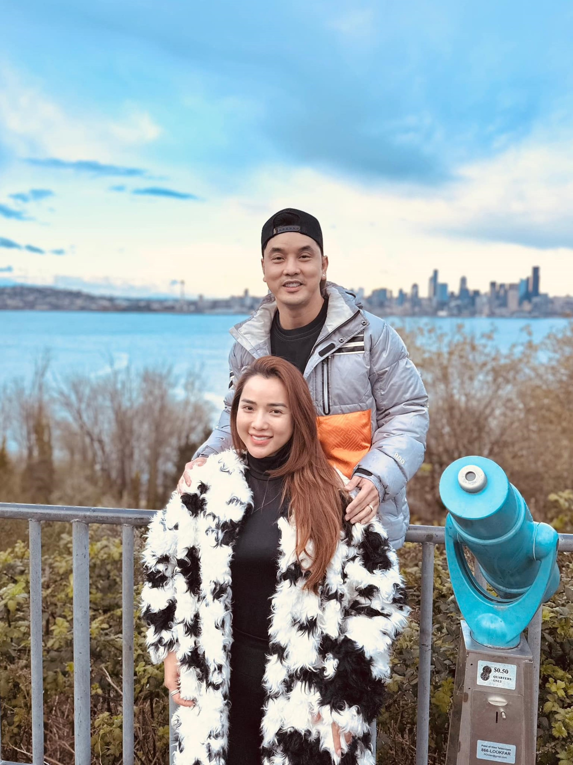 Ưng Hoàng Phúc sinh năm 1981, là ca sĩ, diễn viên. Anh từng là thành viên của nhóm 1088. Sau khi nhóm tan rã, anh bắt đầu sự nghiệp solo và trở thành thần tượng của khán giả 8x, 9x những năm 2000. Một số bản hit tiêu biểu của anh: Thà rằng như thế, Mỗi người một nơi, Anh chỉ biết câm nín nghe tiếng em khóc, Vì sao trong lòng tôi, Cắn rứt...