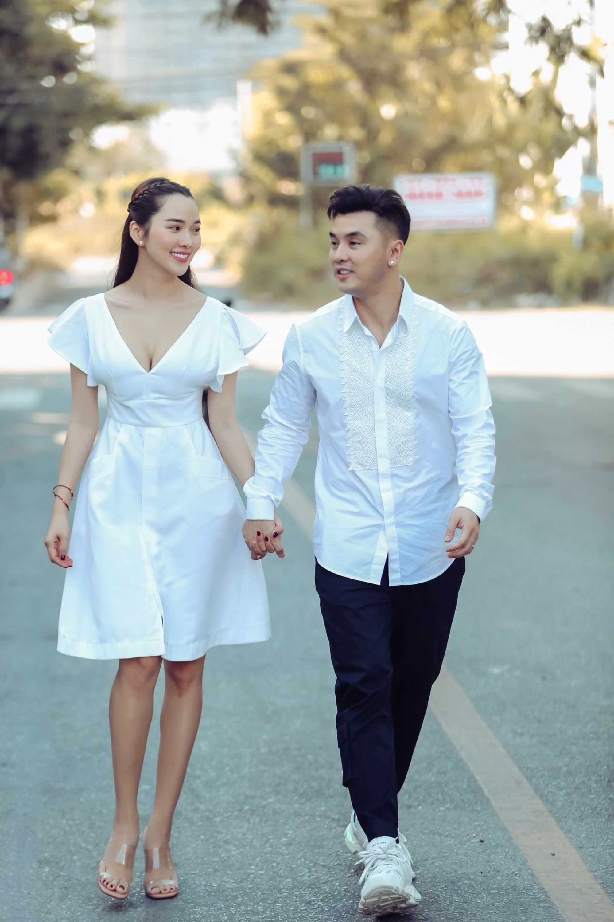 Cặp đôi đã gắn bó với nhau được 1 thập kỷ, khi được hỏi tình cảm vợ chồng có phai nhạt theo thời gian, Kim Cương trả lời: “Quan trọng là ở mình, riêng tôi cảm thấy càng đi với nhau nhiều càng hiểu, yêu thương nhau nhiều hơn”. Cô nói thêm: 