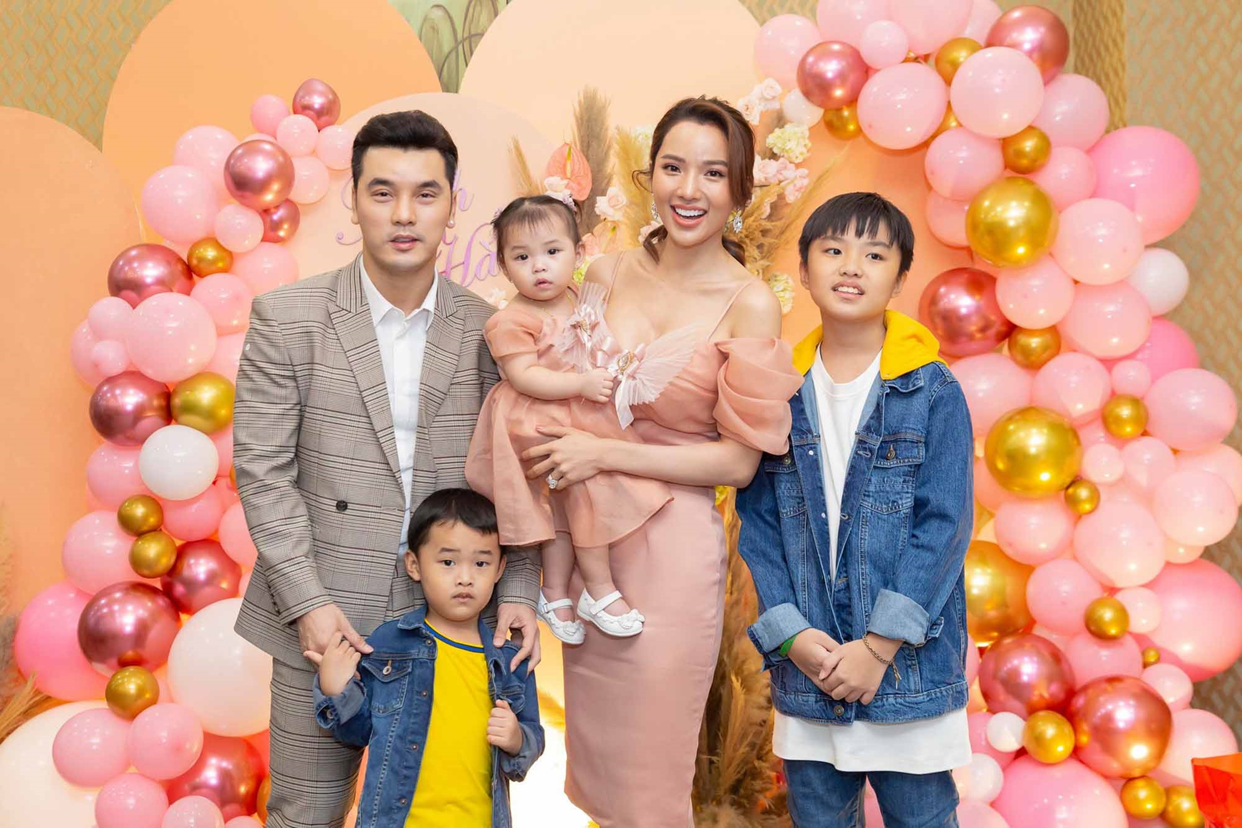 Trước khi đến với Ưng Hoàng Phúc, Kim Cương là mẹ đơn thân. Sau khi kết hôn, cô giã từ nghề người mẫu, lui về làm hậu phương. Ở tuổi 37, cô có cuộc sống viên mãn bên chồng và 3 con.