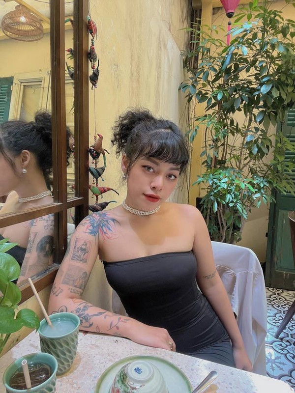 Phương Anh học xăm hình với sự chuyên cần và nghiêm túc. Sau khi có những kỹ năng cơ bản, cô tiếp tục tham gia khoá học nâng cao, sau đó tự mở một tiệm xăm của riêng mình.