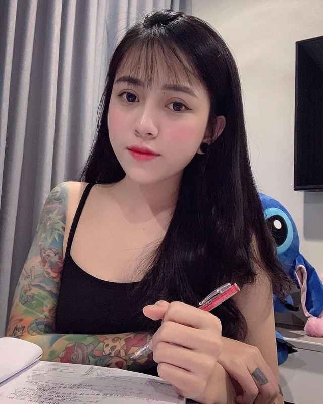 Bii Trinh có 5 năm hành nghề xăm và sở hữu một tiệm xăm có tiếng tại Sài thành. Gái xinh này từng cho biết con đường đến với nghề xăm của cô không hề bằng phẳng. Thích xăm hình từ khi còn học cấp 3 và tậu cho mình hình xăm đầu tiên ở chân vào năm 18 tuổi nhưng bị gia đình phản đối dữ dội khi theo đuổi nghề xăm.