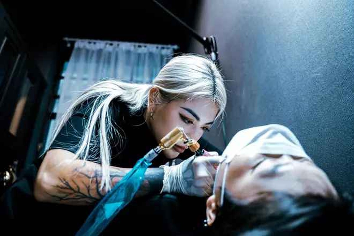 Lee Zin (tên thật là Bùi Kim Thanh, sinh năm 1992) là cái tên cực hot trong cộng đồng mê xăm Hà thành vào 10 năm trước. Cô nàng nổi tiếng nhờ ngoại hình xinh đẹp, cá tính, phong cách thời trang trẻ trung, sành điệu.