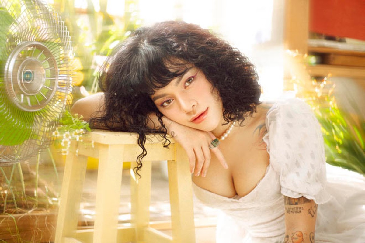 Phan Thị Phương Anh (sinh năm 1998, Hải Phòng) từng nổi tiếng với câu chuyện tự tay xăm hình cho mẹ. Con đường theo đuổi nghề xăm của cô được mẹ ủng hộ hoàn toàn.