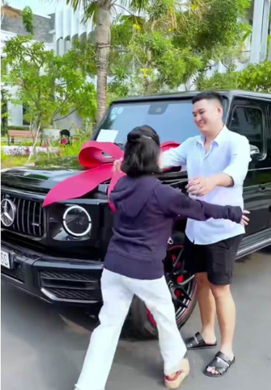 Sau khi câu chuyện Thanh Thảo được chị gái tặng xe 10 tỷ, netizen xôn xao bàn tán, tranh luận nhiều trên MXH.