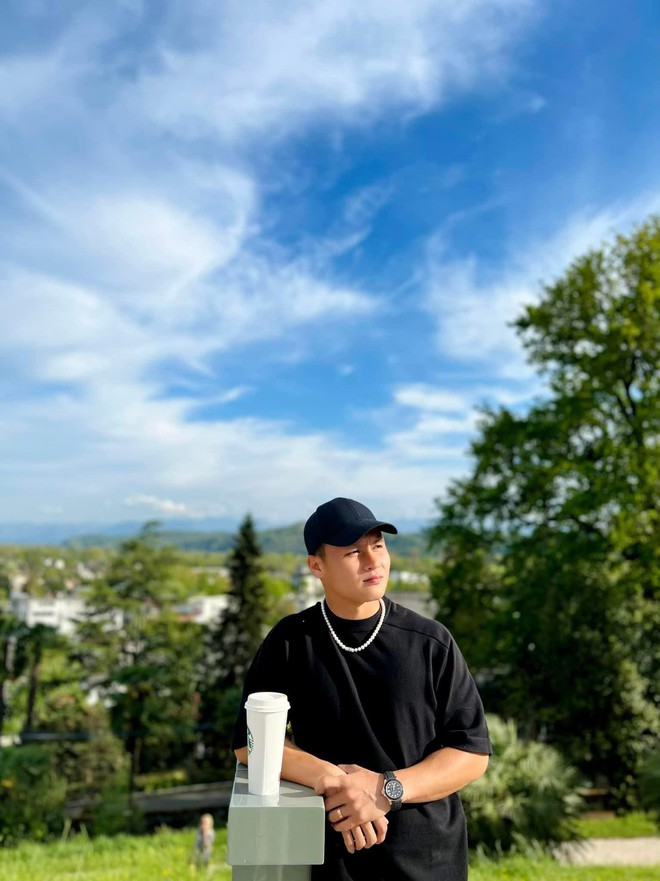 Chu Thanh Huyền sang Pháp để tiện chăm sóc và động viên tinh thần Quang Hải (Nguồn: FBNV)