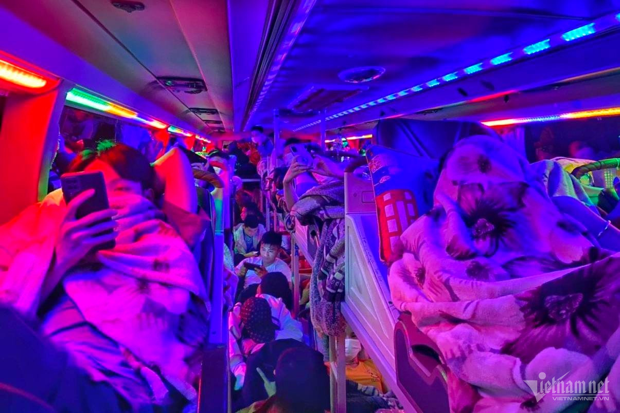 Mặc dù là ô tô giường nằm nhưng nhà xe bố trí cho hành khách ngồi tại lối đi lại ở giữa xe