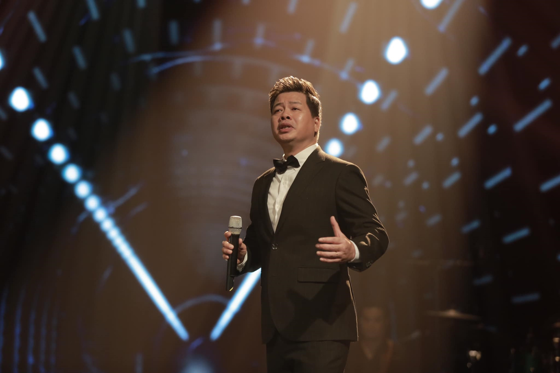 Con người Đăng Dương ngoài đời cũng luôn nghiêm túc.