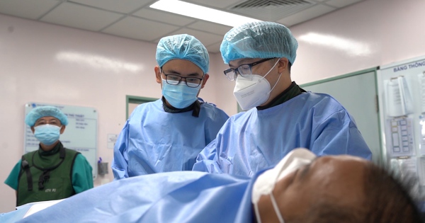 Bệnh nhân được các bác sĩ cứu chữa