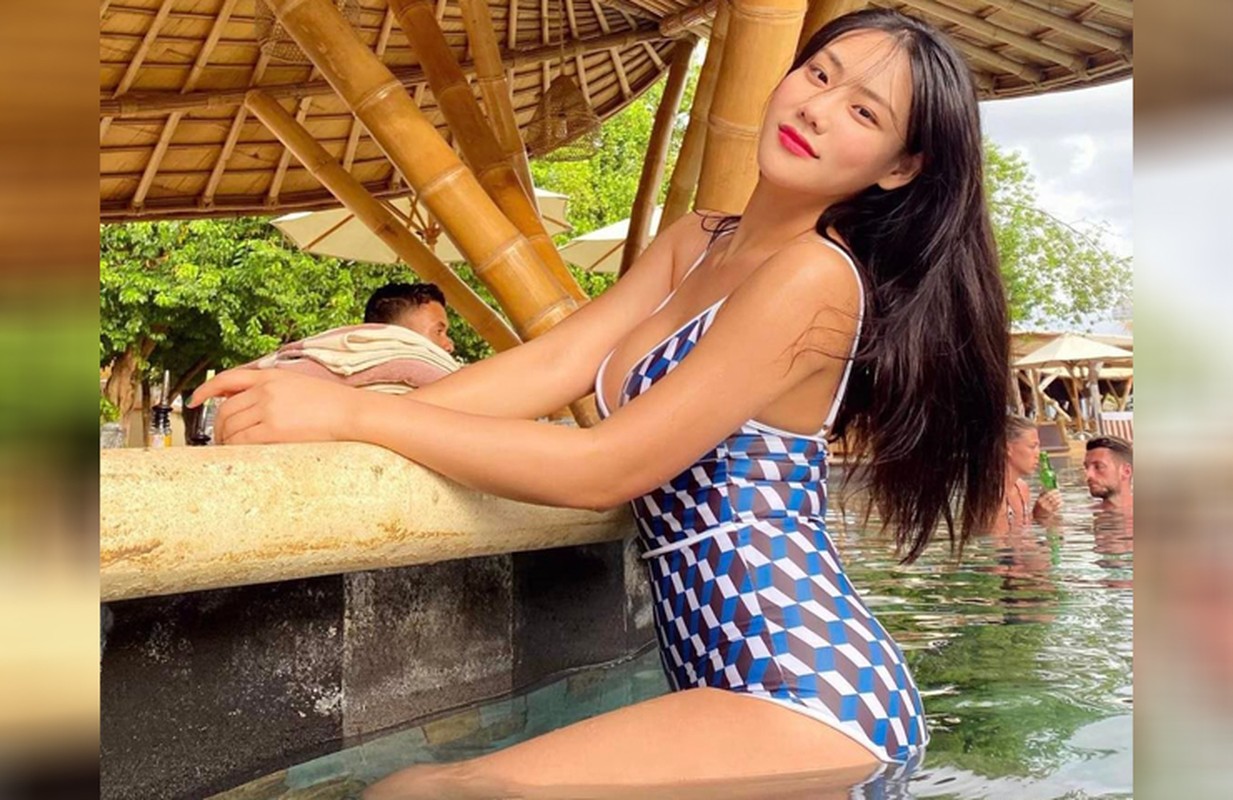 Hot girl Hàn Quốc vô cùng tự tin với thân hình đầy đặn, nặng tới 63-64kg của bản thân, mặc kệ những lời chê bai như eo kém thon, chân cột đình.