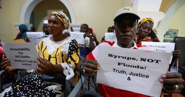 Cha mẹ những đứa trẻ tử vong do siroho ở Gambia tố cáo và đòi công bằng cho con - Ảnh: REUTERS