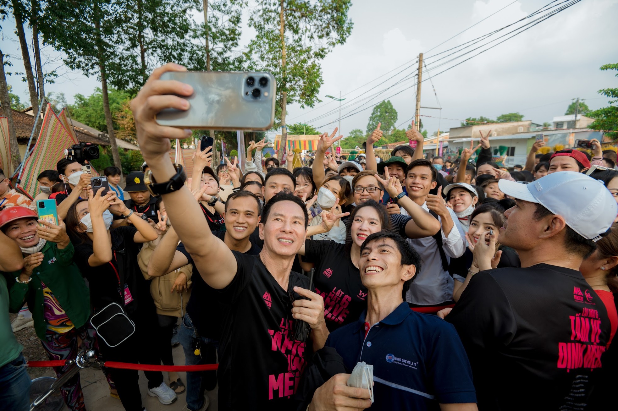 Khán giả vây kín Lý Hải tại suất chiếu tri ân người dân Định Yên, Đồng Tháp.