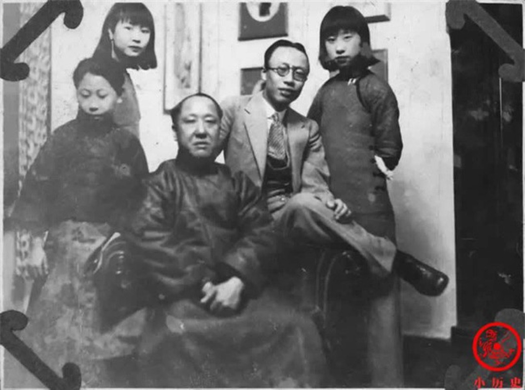 Vua Phổ Nghi (mặc áo vest) chụp ảnh cùng cha ruột và các em trai, em gái.