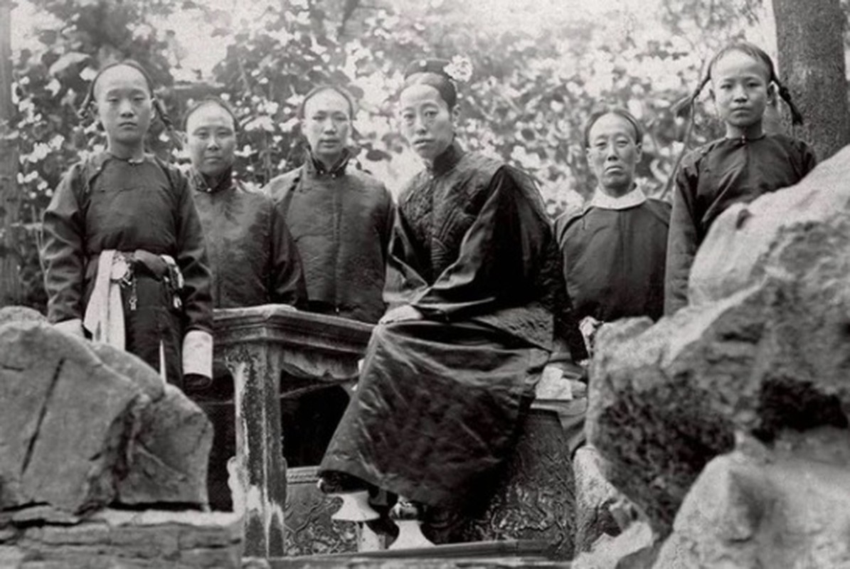 Long Dụ Thái hậu chụp ảnh cùng các thái giám vào cuối thời nhà Thanh.